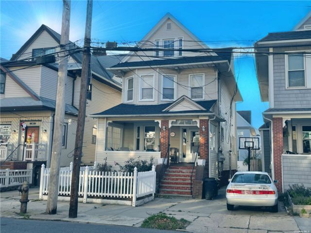  3 BR,  3.00 BTH  Other style home in Rockaway Park