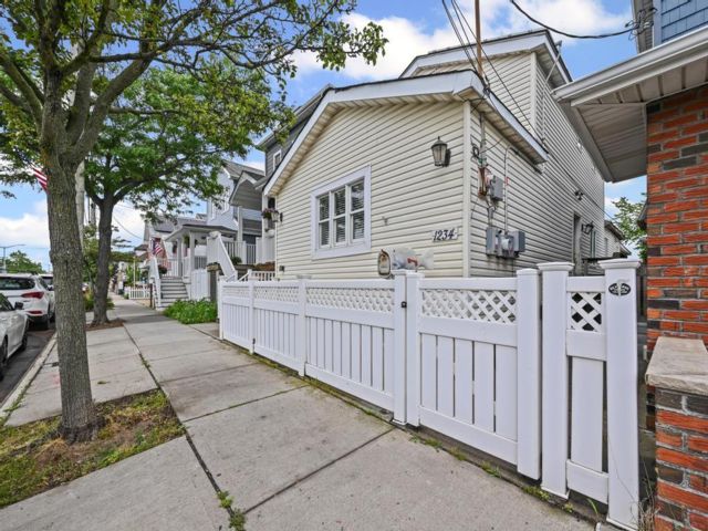 2 BR, 3.00 BTH Bungalow style home in Broad Channel