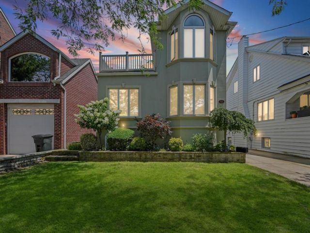  3 BR,  2.00 BTH  Contemporary style home in Neponsit