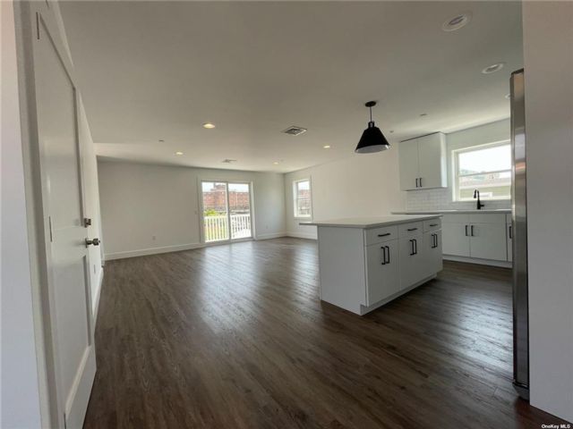  3 BR,  2.00 BTH &nbsp;Apartment style home in Rockaway Beach