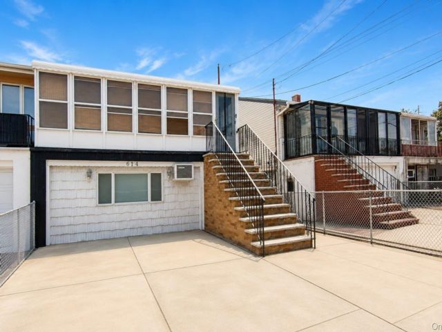  4 BR,  3.00 BTH &nbsp;Hi ranch style home in Arverne